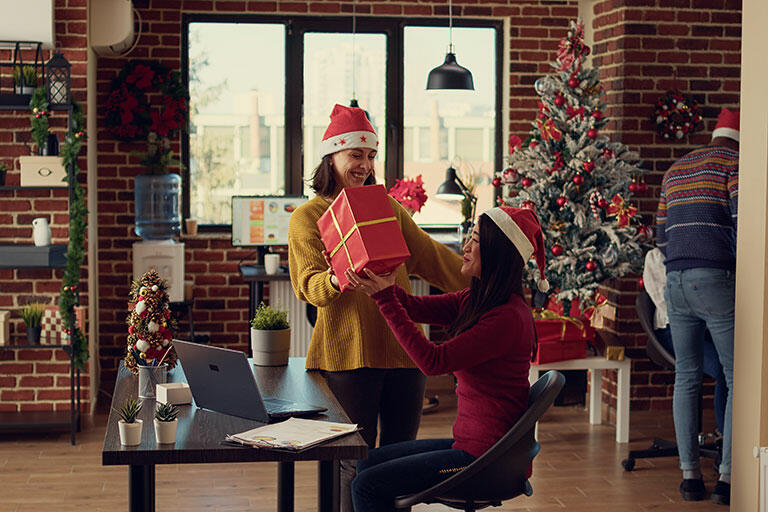 Photo illustrant un échange de cadeaux de Noël en entreprise