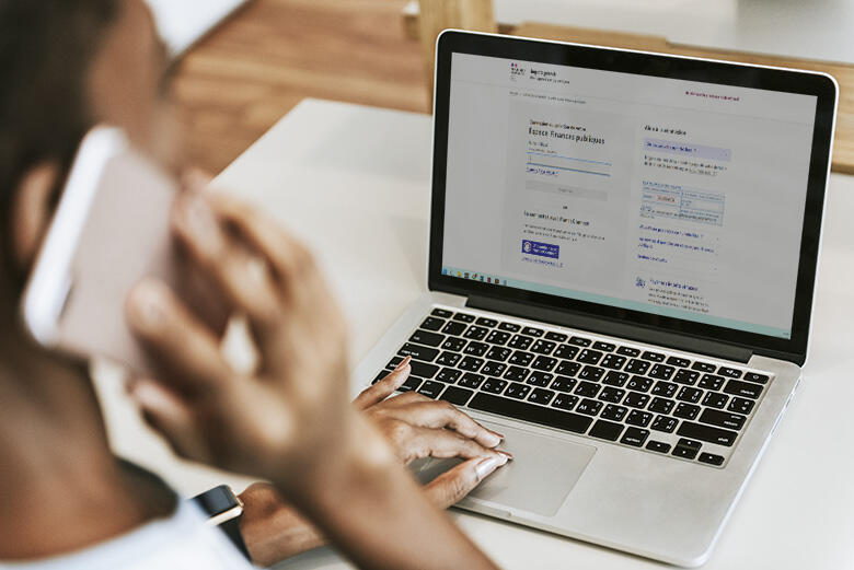 Photo illustrant une personne se connectant à la plateforme "Mon espace Finances publiques"