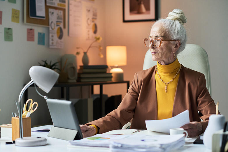Photo illustrant un femme senior qui travaille