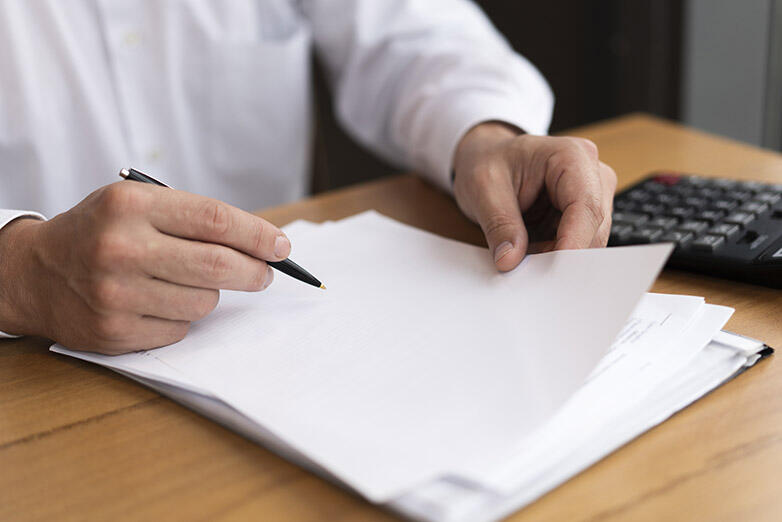 Photo illustrant une personne effectuant une déclaration papier
