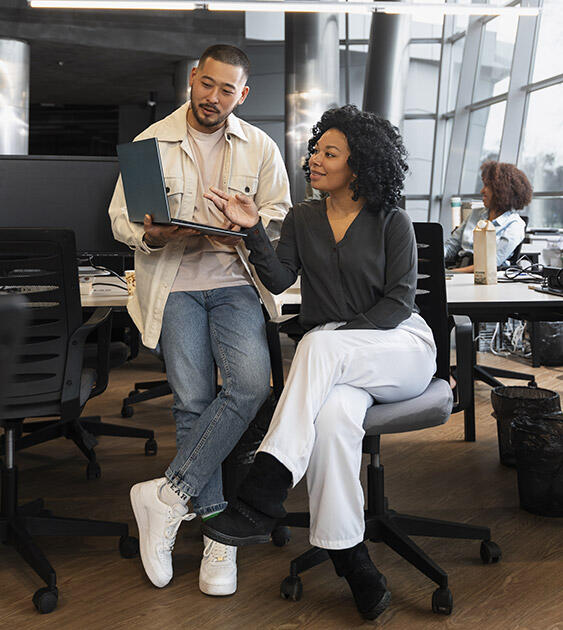 Photo illustrant 2 jeunes dans une start-up